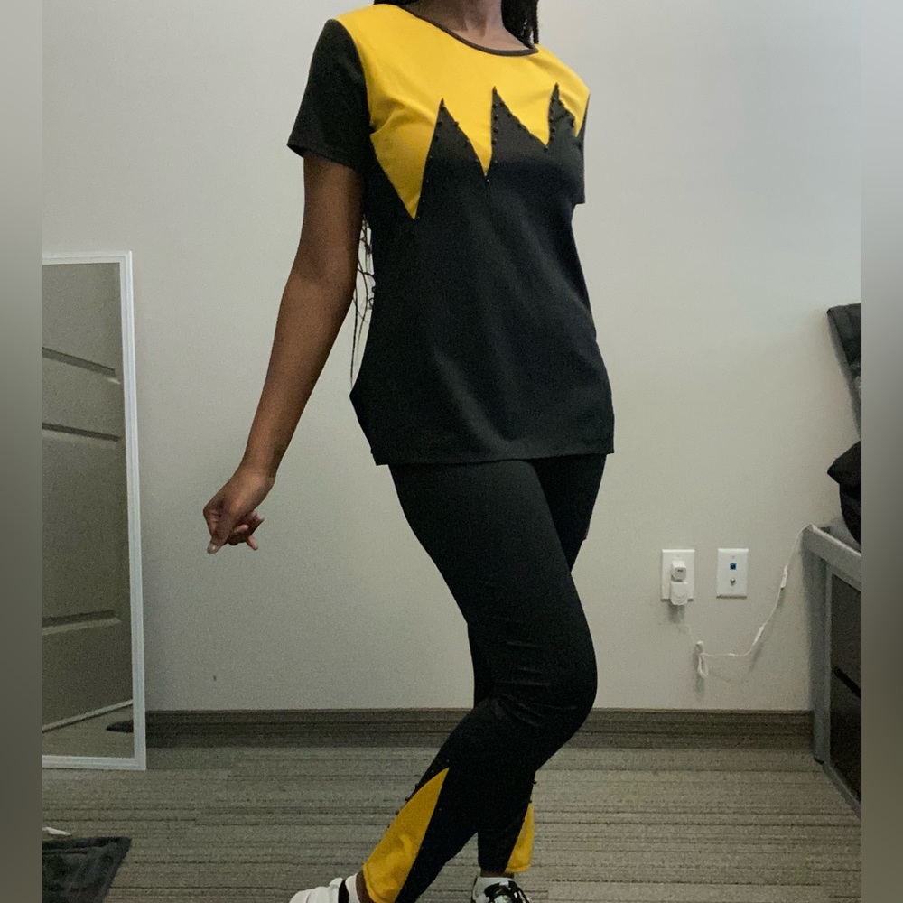 Cute two piece outfit with yellow and black design